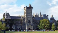 Di samping kenamaan karena reputasi akademiknya, University of Toronto merupakan kampus berhantu. Dikutip dari majalah kampusnya UofT Magazine, salah satu legenda penampakan berasal dari Room 29 gedung Christie Mansion. Kamar rahasia di belakang perpustakaan itu menjadi tempat seorang perempuan disembunyikan pemilik mansion tersebut hingga mengakhiri diri. Foto: Wikimedia Commons