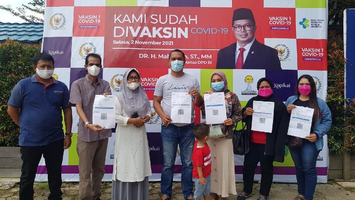 Wakil Ketua DPD RI Mahyudin menggelar kegiatan vaksinasi di Café Kopikai, Sangatta, Kabupaten Kutai Timur, Kalimantan Timur.