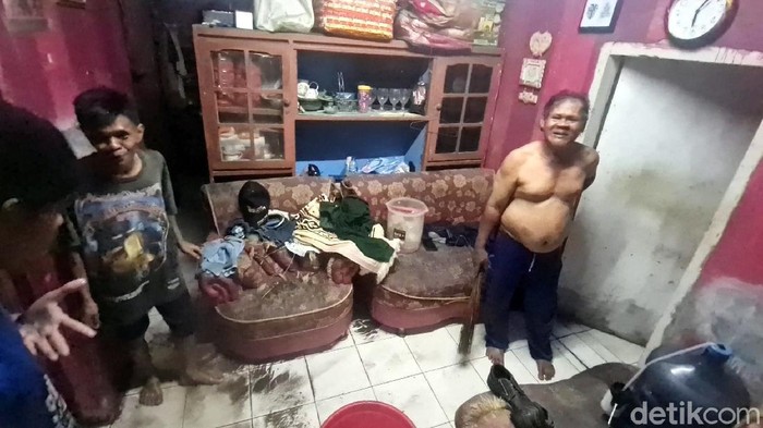 Warga Sukabumi kaget sofa dan kasur di rumahnya ngambang terkena banjir