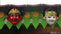 Ornamen gigi balang mengiasi sudut kampung.  