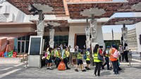 Kehadiran Paviliun Indonesia di World Expo 2020 Dubai menarik perhatian pengunjung dari berbagai kalangan. Tidak hanya orang dewasa, anak-anak juga ramai yang datang. Foto: Anak-anak antusias mendatangi Paviliun Indonesia di World Expo 2020 di Dubai. Foto: Idham Kholid/detikcom