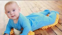 Baju Pel Bayi. Untuk bayi yang sudah merangkak, bunda bisa kasih penemuan baju pel bayi ini loh agar bayi leluasa merangkak dan menjelajah setiap sudut rumah sekaligus bersih-bersih ya. (betterthanpants.com)