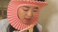 Pelindung Percikan Mie. Pecinta mie wajib punya barang satu ini, apalagi yang nggak mau rambut yang terurai saat makan terkena kuah mie. Tapi, boleh dipikirin lagi ya kalau mau makan mie di luar rumah. (Pinterest.com)