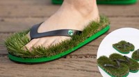 Sendal Rumput. Buat yang suka menyentuhkan kakinya pada pelataran rumput namun susah menemukan rumput hijau apalagi di tengah perkotaan, penemuan barang aneh ini adalah solusinya. (Pinterest.com)