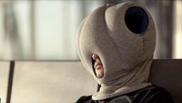 Bantal Burung Unta. Apa sih bedanya dengan bantal biasanya?. Bantal ini berbentuk lebih tertutup dan menimbulkan sensasi seolah kepala kamu terkubur dalam pasir, sehingga membuat tidur kamu lebih nyaman. (getweirdgifts.com)