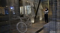 Pengunjung menikmati pameran seni di Grand Kemang Hotel, Jakarta, Rabu (3/11/2021).