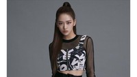 Selain foto hitam-putih, tampak Ahn Yujin dengan rambut panjangnya. Foto: (dok. ist)