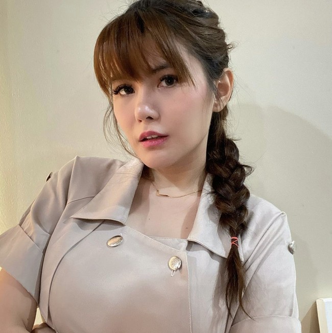 Angela Lee menceritakan setelah melakukan operasi hidung, implannya malah jebol dan nyaris menembus kulitnya. Dia pun harus segera mendapatkan penanganan dari dokter. Foto: Dok. Instagram @angelalee87.