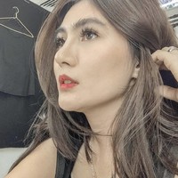 Pada Maret 2021 lalu, artis Angela Lee terang-terangan mengaku telah menjalani operasi plastik hidung. Sambil memperlihatkan foto hidungnya yang masih diperban, Angela mengatakan bahwa dia melakukan bedah plastik untuk memperbaiki hidungnya yang miring. Namun di November, Angela Lee mengabarkan bahwa implannya jebol, bahkan hampir menembus ke kulitnya. Dia harus kembali menjalani operasi untuk memperbaiki implannya yang jebol. Foto: Dok. Instagram @angelalee87.