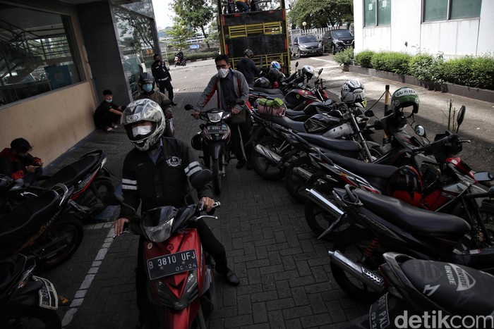 Sejumlah warga mendatangi bengkel di Jakarta Utara untuk melakukan uji emisi motor. Biaya uji emisi motor itu dibanderol seharga Rp 50 ribu.