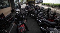 Menurut keterangan pemilik bengkel, kegiatan uji emisi ini telah dilakukan sejak Selasa (2/11) kemarin.