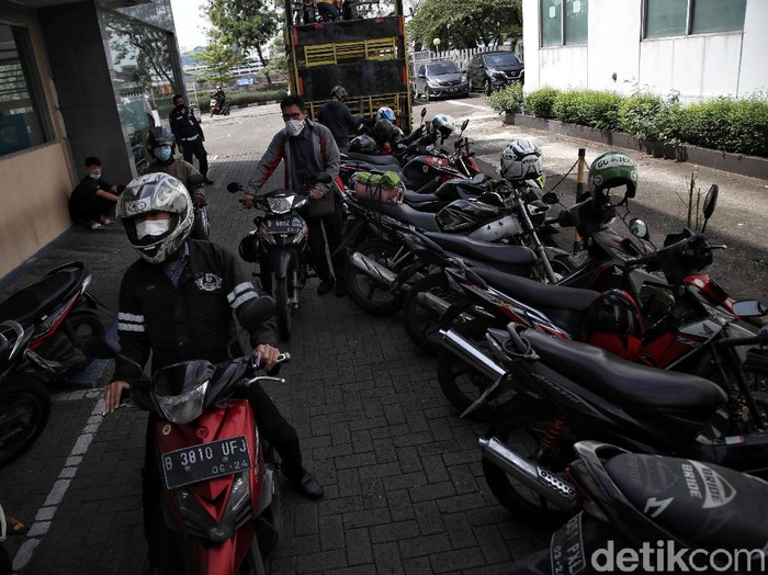 Sejumlah warga mendatangi bengkel di Jakarta Utara untuk melakukan uji emisi motor. Biaya uji emisi motor itu dibanderol seharga Rp 50 ribu.