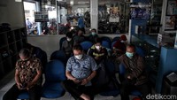 Tak sedikit warga yang telah datang ke bengkel sejak jam 6 pagi demi dapat melakukan uji emisi motor.