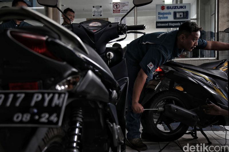 Sejumlah warga mendatangi bengkel di Jakarta Utara untuk melakukan uji emisi motor. Biaya uji emisi motor itu dibanderol seharga Rp 50 ribu.