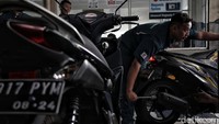 Warga pun ramai-ramai melakukan uji emisi motor guna menghindari sanksi tilang karena perlu diketahui Pemerintah Provinsi DKI Jakarta akan memberlakukan sanksi tilang pada sepeda motor dan mobil yang kadar emisi gas buangnya melebihi batas yang telah ditentukan mulai 13 November 2021 mendatang.