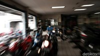 Sejumlah warga berdatangan ke Bengkel Indobuana Autoraya Suzuki Sunter, Jakarta Utara, untuk melakukan uji emisi motor.