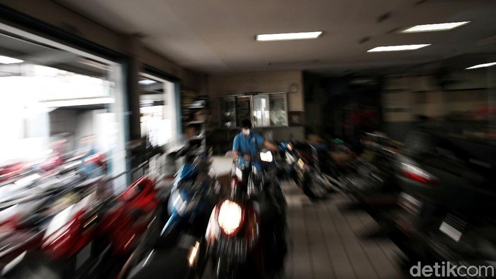 Antusias Warga Ibu Kota Uji Emisi Motor di Jakarta Utara Sejumlah warga mendatangi bengkel di Jakarta Utara untuk melakukan uji emisi motor. Biaya uji emisi motor itu dibanderol seharga Rp 50 ribu.