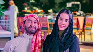 Pinggul Anya Geraldine Dirangkul Pria Bersorban