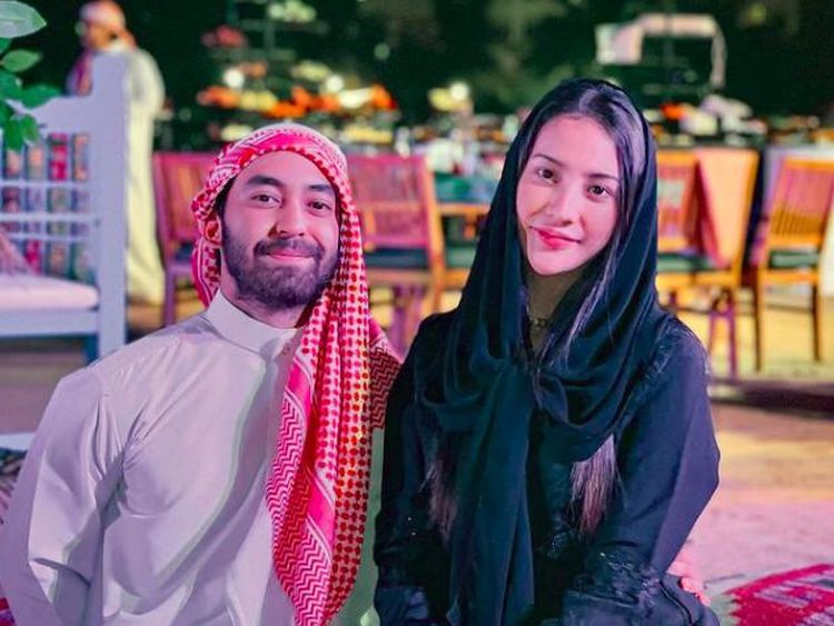 Pinggul Anya Geraldine Dirangkul Pria Bersorban