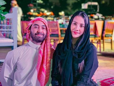 Pinggul Anya Geraldine Dirangkul Pria Bersorban