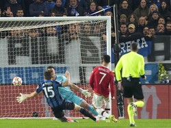 Di menit injury time babak pertama, CR7 menyamakan skor jadi 1-1. (Foto: AP/Luca Bruno)