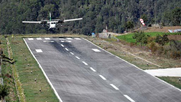 Berada di ketinggian 2.700 mdpl, ujung landasan di bandara ini langsung mengarah ke jurang. Di Bandara Lukla juga tidak alat bantu pendaratan selain Aerodrome Flight Information Service (AFIS). Prakash Mathema/AFP.