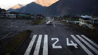 Meski begitu, Bandara Lukla menjadi pintu gerbang untuk para pendaki yang ingin menaklukan Everest Base Camp sampai Gunung Everest. Akan tetapi, butuh perjuangan untuk bisa terbang ke Lukla. Pesawat menuju Lukla hanya bisa terbang saat siang hari dan cuaca cerah.