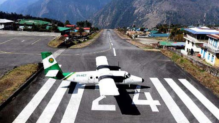 Bandara Berbahaya di Dunia, Landasannya Miring! A private aircraft prepares for take off at the Tenzing-Hillary Airport in Lukla, some 140 kms northeast of Kathmandu on March 22, 2020. - Nepal has suspended mountain expeditions and trekking amid the COVID-19 coronavirus outbreak. (Photo by PRAKASH MATHEMA / AFP)