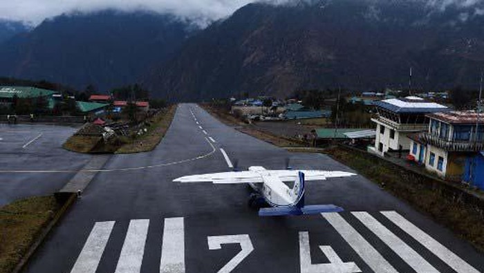 A private aircraft prepares for take off at the Tenzing-Hillary Airport in Lukla, some 140 kms northeast of Kathmandu on March 22, 2020. - Nepal has suspended mountain expeditions and trekking amid the COVID-19 coronavirus outbreak. (Photo by PRAKASH MATHEMA / AFP)