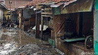 Sejumlah rumah rusak, satu unit mobil dan enam unit motor terjebak di tumpukan sampah akibat banjir.