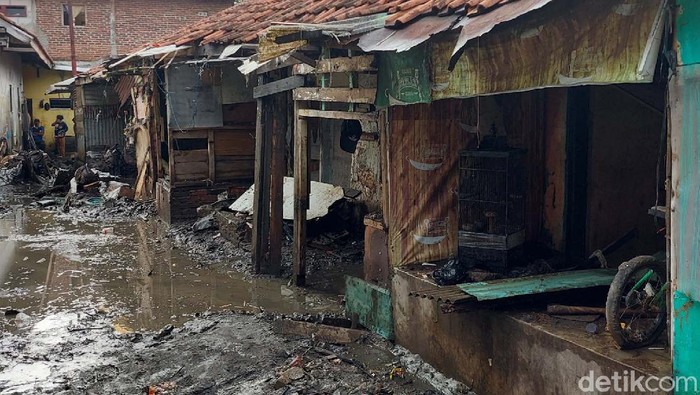 Begini Dampak Banjir di Cijerah Bandung Banjir menerjang pemukiman di Kelurahan Cijerah, Kecamatan Bandung Kulon, Kota Bandung, pada Selasa (2/11) malam. Begini dampaknya.
