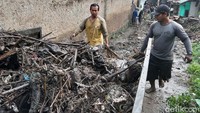Banjir ini diakibatkan luapan Sungai Cikendal yang melintas di pemukiman tersebut, Selasa (2/11) malam.
