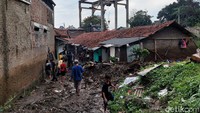 Air sungai itu meluap karena terhambat oleh crane pengangkut sampah yang ada di aliran sungai tersebut.