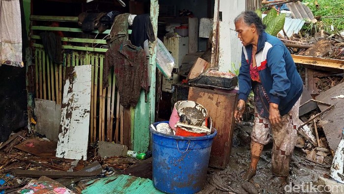 Begini Dampak Banjir di Cijerah Bandung Banjir menerjang pemukiman di Kelurahan Cijerah, Kecamatan Bandung Kulon, Kota Bandung, pada Selasa (2/11) malam. Begini dampaknya.