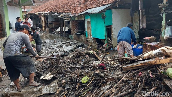 Begini Dampak Banjir di Cijerah Bandung Banjir menerjang pemukiman di Kelurahan Cijerah, Kecamatan Bandung Kulon, Kota Bandung, pada Selasa (2/11) malam. Begini dampaknya.