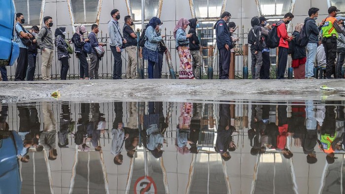 Antrean panjang calon penumpang KRL terlihat di Stasiun Bojonggede, Kabupaten Bogor. Beberapa di antaranya memilih menaiki KRL untuk berangkat ke tempat kerja.
