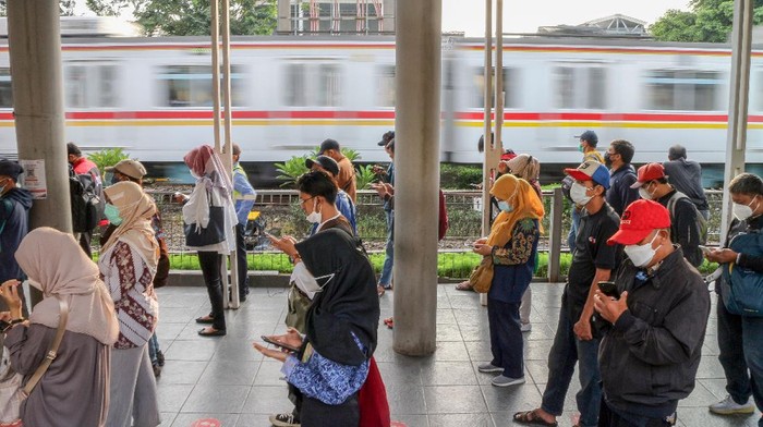 Antrean panjang calon penumpang KRL terlihat di Stasiun Bojonggede, Kabupaten Bogor. Beberapa di antaranya memilih menaiki KRL untuk berangkat ke tempat kerja.