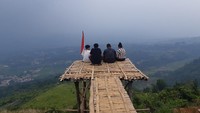 Bukit Alesano Bogor ini menawarkan pesona alam yang luar biasa. Pemandangan alam khas perbukitan tampak begitu cantik, suhu udaranya juga sangat sejuk, sehingga cocok banget untuk kamu yang pengen camping dan bermalam di sana. (dok. Pribadi Azril Shiva/Instagram @frameofjndrl)