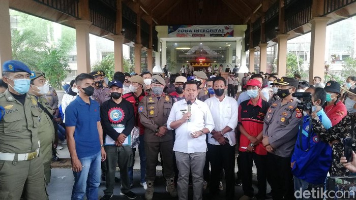 Bupati Sumedang Dony Ahmad Munir melakukan audiensi dengan sejumlah perwakilan buruh.
