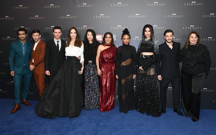 Cast Eternal Kumail Nanjiani, Barry Keoghan, Richard Madden, Angelina Jolie, Chloe Zhao, Salma Hayek, Lauren Ridloff, Gemma Chan, Kit Harington dan Victoria Alonso saat menghadiri gala screening Marvel Studios'