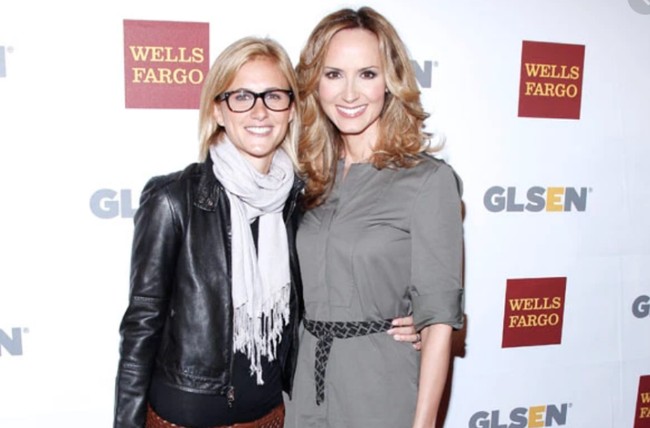 Penyanyi country Chely Wright menikahi pasangan lesbinya Lauren Blitzer pada 2011. Mereka disebut sebagai power couple karena keduanya adalah aktivis LGBTQ. Foto: dok. Getty Images