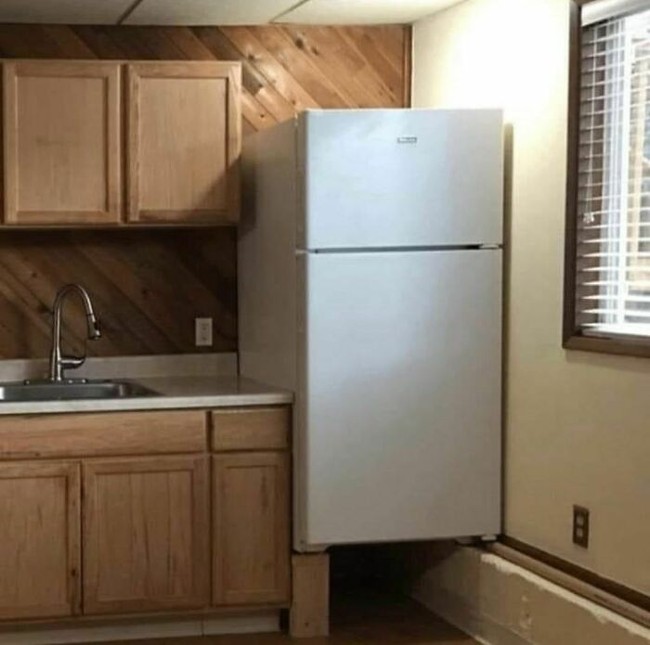 Kalau yang satu ini desainnya pasti tidak akan terpikir olehmu sebelumnya. Kulkasnya jadi terlihat seperti melayang. Bagaimana menurutmu? Foto: instagram/pleasehatethesethings