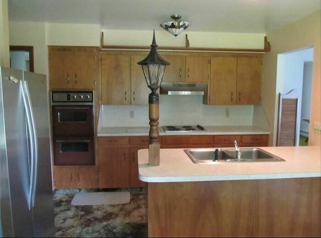 Entah apa tujuannya meletakkan lampu taman di dalam dapur. Benar-benar bikin gagal paham. Kalau desain dapurnya kayak gini dijamin bikin orang yang lihat jadi heran. Foto: instagram/pleasehatethesethings