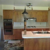 Entah apa tujuannya meletakkan lampu taman di dalam dapur. Benar-benar bikin gagal paham. Kalau desain dapurnya kayak gini dijamin bikin orang yang lihat jadi heran. Foto: instagram/pleasehatethesethings