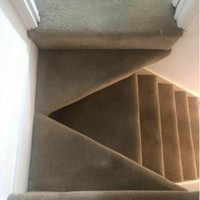 Mungkin maksud awalnya biar terlihat estetik dan beda dari yang lain. Tapi bukannya estetik, tangga di dalam rumah ini justru malah bisa berbahaya. Ada yang berniat bikin tangga rumah seperti ini? Foto: instagram/pleasehatethesethings