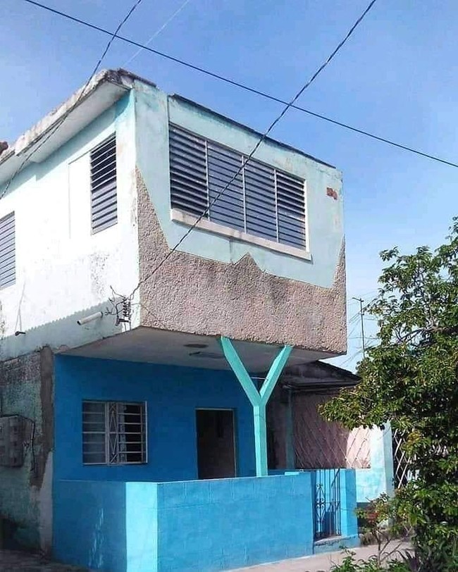 Sepertinya besar tiangnya nggak sesuai dengan beban yang harus ditanggung ya.. Semoga aja tiangnya kuat. Foto: Instagram/@wkwkland_real