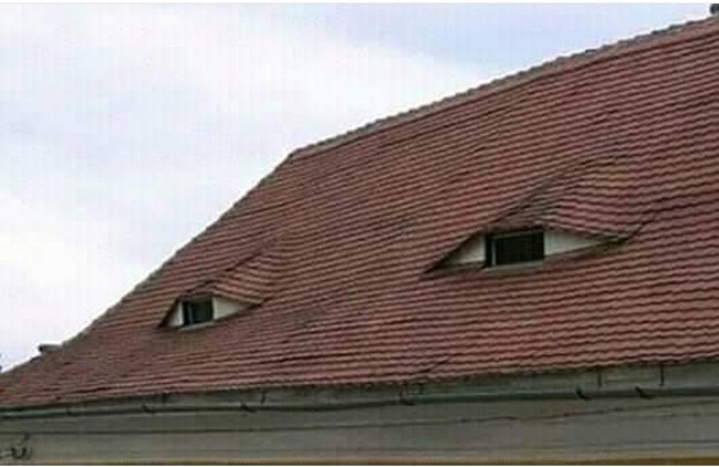 Orang yang lewat dijamin bakal ngerasa lagi diliatin. Ini sih desainnya antara nyeremin sekaligus kocak. Rumahnya jadi serasa seperti punya sepasang mata. Aneh-aneh saja memang.. Foto: Instagram/@wkwkland_real