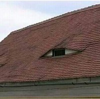 Orang yang lewat dijamin bakal ngerasa lagi diliatin. Ini sih desainnya antara nyeremin sekaligus kocak. Rumahnya jadi serasa seperti punya sepasang mata. Aneh-aneh saja memang.. Foto: Instagram/@wkwkland_real