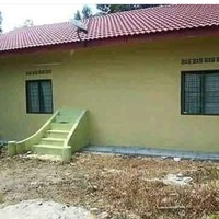 Mungkin saat pembangunan rumah tidak ada persiapan yang matang. Alhasil tangga rumahnya dibuat tanpa adanya pintu. Kalau kayak gini kan tangganya jadi mubazir deh.. Foto: Instagram/@wkwkland_real