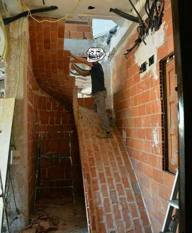 Sudah pernah melihat tangga ala perosotan yang dibuat menggunakan batu bata? Kalau kayak gini kan kamu jadi nggak perlu capai-capai menaiki tangga. Tertarik mencoba desain ini untuk rumahmu? Foto: Instagram/@wkwkland_real